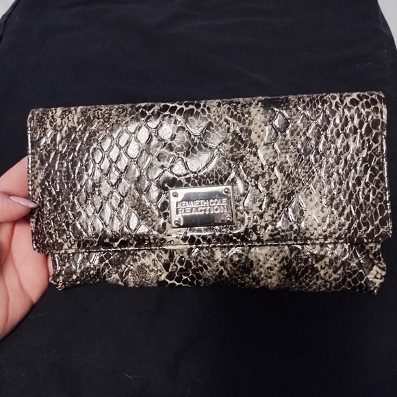 Kenneth Cole reaction fold over wallet and Jaclyn Smith strappy wallet - Picture 6 of 9